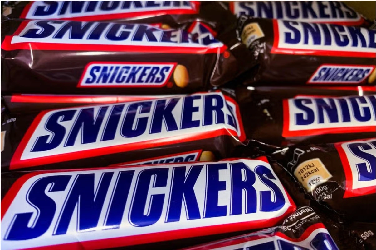 ما سر اسم Snickers؟ قصة غير متوقعة وراء واحدة من أشهر قطع الشوكولاتة