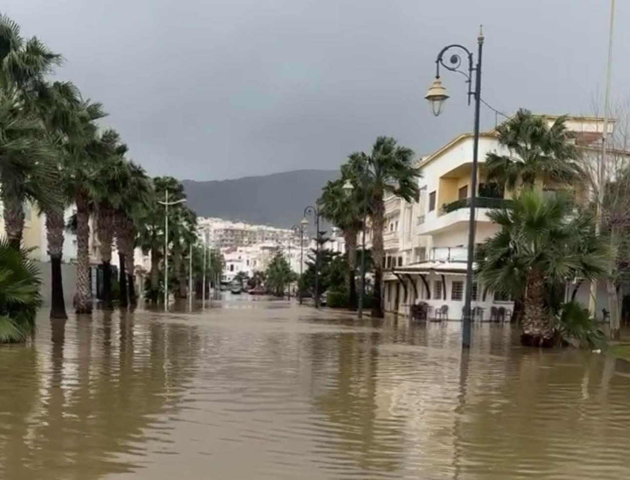 فيضانات تطوان .. شلل مروري، وقف النشاط الصناعي وفتح الطريق السيار بالمجان 4 tetuan 1770212120