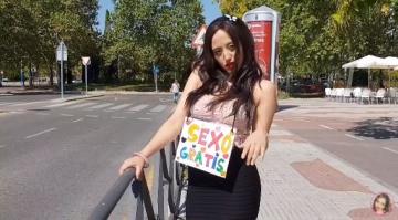 طيحت لوراق...سارة كول تعرض خدمتها الجنسية بالمجان في شوارع مدريد(فيديو)