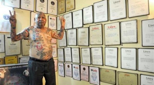 هندي يخلع أسنانه كلها ويضع أكثر من 50 شمعة مشتعلة بفمه