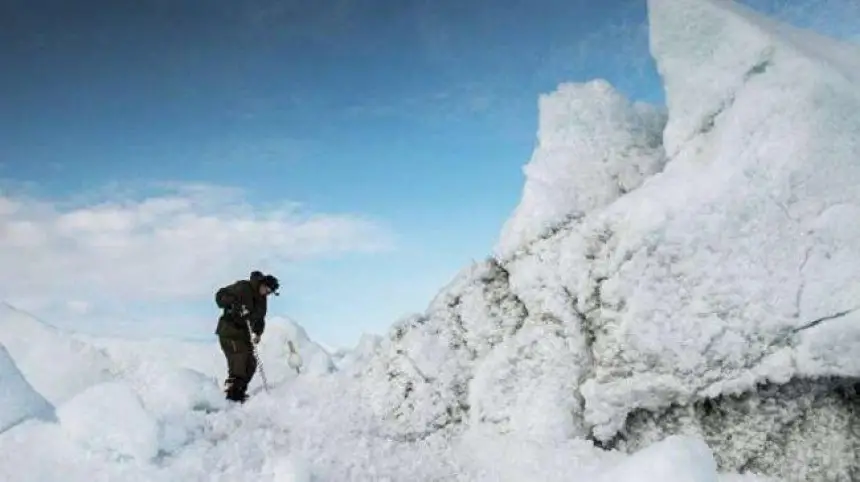 اكتشاف غامض في القارة القطبية الجنوبية: موجات راديو غريبة قادمة من أعماق الجليد