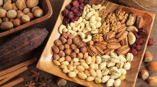 المكسرات ..  تمنح الشعور بالدفء في الشتاء