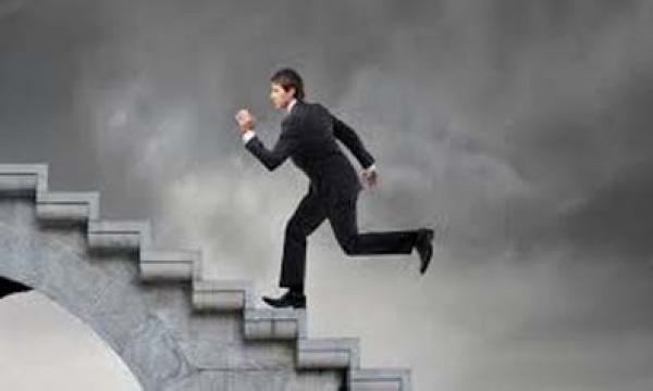 11 فائدة لصعود السلم .. تعرف عليها