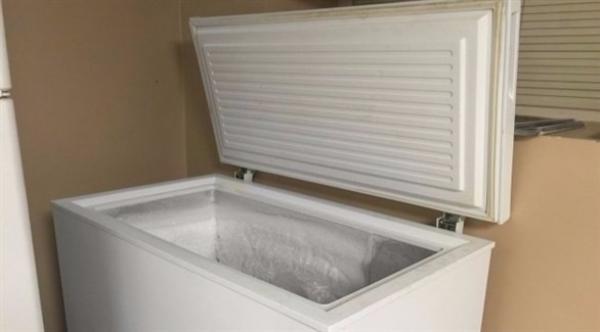 رجل يحتفظ بجثة زوجته في الثلاجة 8 سنوات