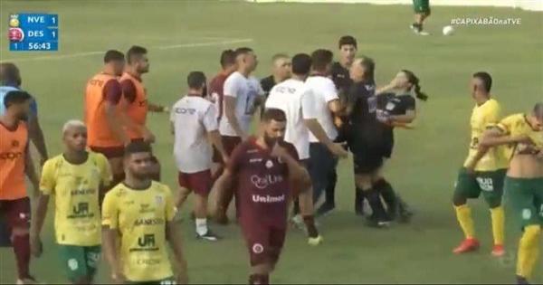 مدرب  يفقد أعصابه و"ينطح" مساعدة الحكم(فيديو)