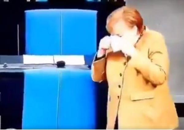 المستشارة الالمانية انجيلا ميركل تتعرض لموقف محرج بسبب نسيان الكمامة (فيديو)