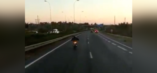 متهور يسوق دراجته النارية وهو ممدد عليها في الطريق السيار كازا-الرباط