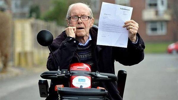 منع عجوز من دخول سلسلة أحد المتاجر للأبد