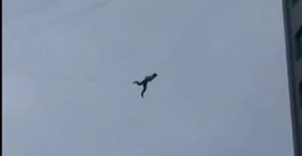 شاهد.. رجل يهرب من دفع فاتورة فندق بتسلق سلك هاتف على ارتفاع شاهق