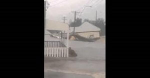 بالفيديو.. شاهد كيف جرفت السيول منزلا بأستراليا