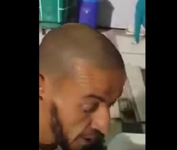 مغربي بدون يدين و قدمين يتوضأ في الحرم بطريقة مؤثرة