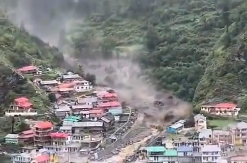 فيديو يحبس الأنفاس....سيول ضخمة تجرف قرية هندية بالكامل