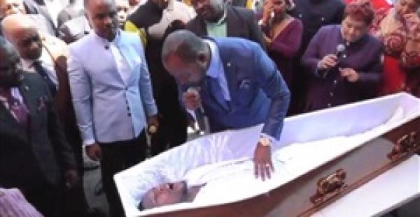 قس يدعي إعادة رجل إلى الحياة بعد موته يشعل الإنترنت (فيديو)