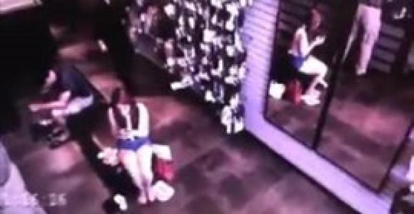 بالفيديو.. لقطات مخيفة لرجل بلا انعكاس بالمرآة في احدالمتاجر