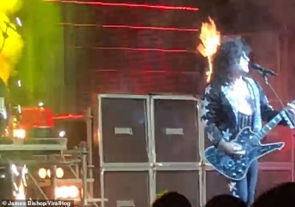 بالفيديو.. مغني يواصل الغناء بالرغم من نشوب نار في شعره