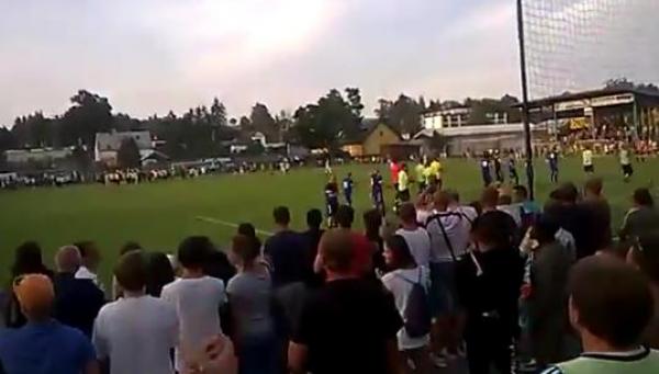 جماهير تعاقب اللاعبين بخلع قمصانهم بسبب خسارتهم