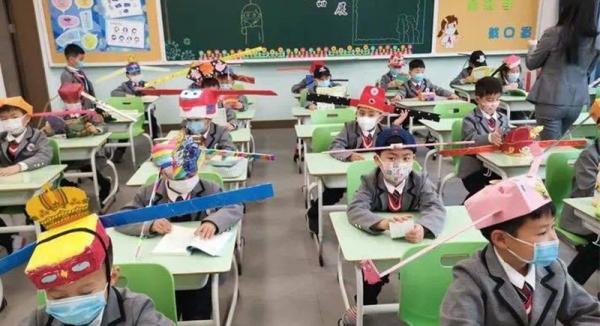 "قبعات التباعد" على رؤوس التلاميذ الصينيين بعد فتح المدارس