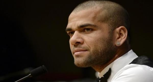 ألفيس: إدارة برشلونة مخادعة.. العالم منافق.. لست ضحية