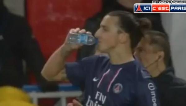 ابرا يشرب زجاجة مياه ويرفض اعطائها للحكم