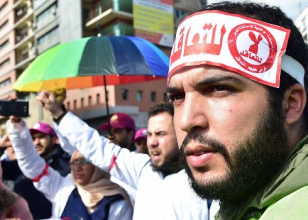 "أمزازي" ينفذ تهديده ويوزع آلاف الإنذارات بالطرد والأساتذة المتعاقدون يؤكدون "الجوع ولا المذلة"