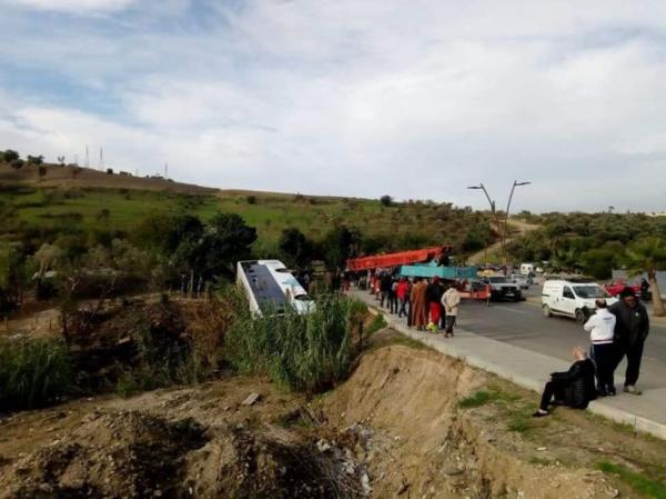 خطير جدا...راكب متهور يقلب حافلة للنقل الحضري بفاس وهذه هي الحصيلة