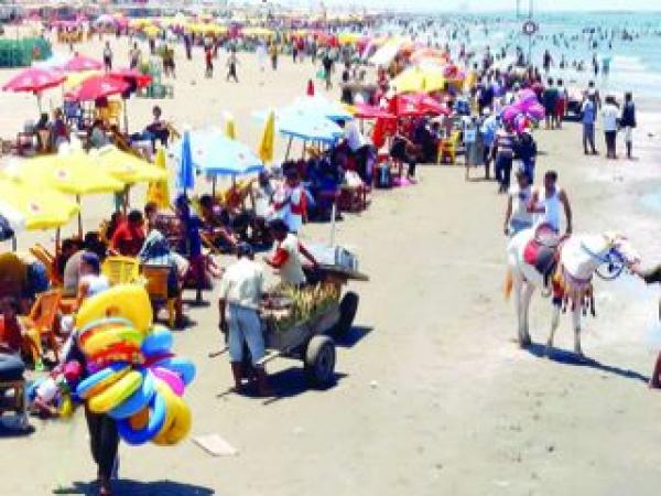 اكتظاظ الشواطئ بالمصطافين شجع الباعة الجائلين على ارتيادها 