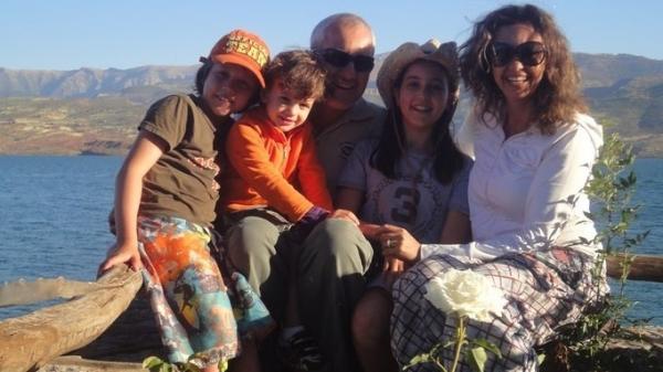 فريد برادة و عائلته ضحايا تحطم الطائرة المغربية بگرونوبل الفرنسية