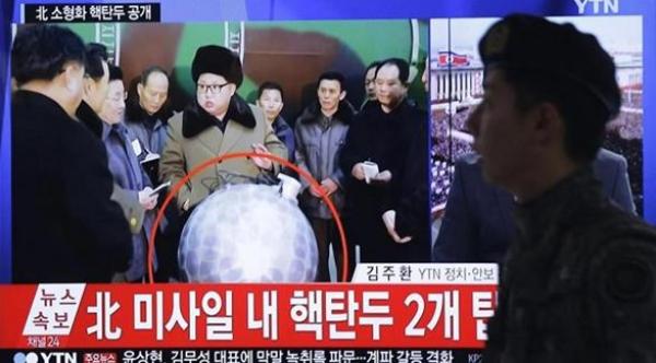 كوريا الشمالية تنشر صوراً رسمية لزعيمها مع القنبلة النووية المُصغرة