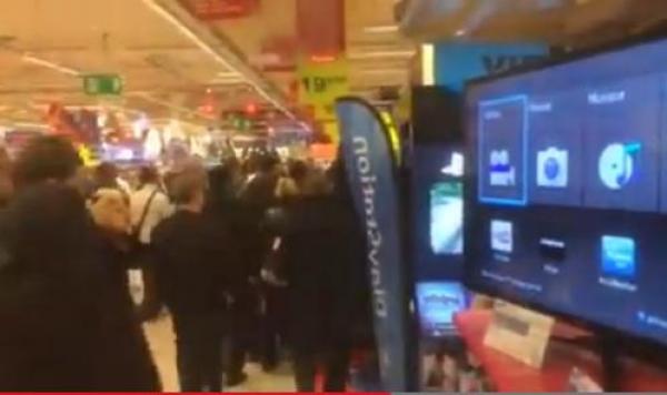 بالفيديو: حمى شراء بلاي ستيشن 4 في أوروبا