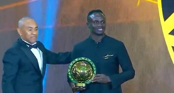 ماني يتفوق على صلاح ومحرز ويتوج بجائزة لاعب العام في إفريقيا