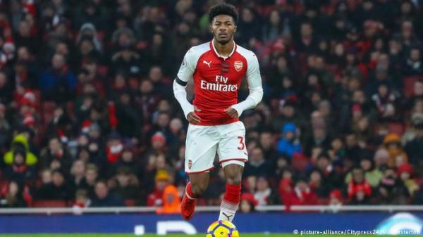 لاعب أرسنال مسخوط الوالدين.. راتبه بالملايين ووالدته تعيش في حاوية دون حمام