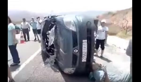 خطير:انقلاب سيارة خفيفة وعدم حضور الدرك والإسعاف ومن بين الضحايا رضيعة وطفل(فيديو)