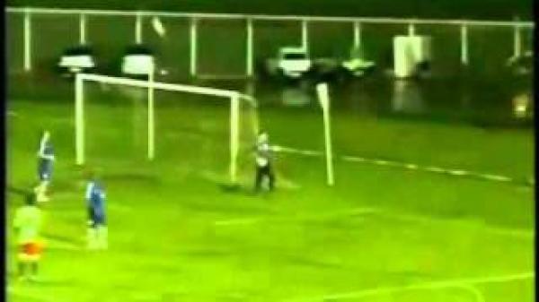 كرة خادعة تدخل المرمى بغرابة