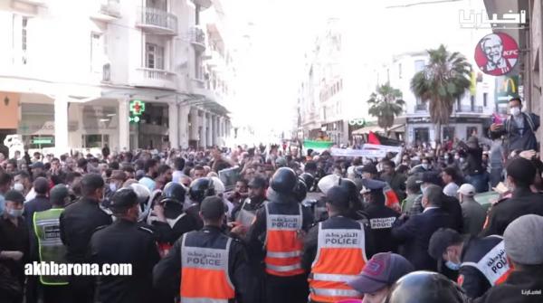 مغاربة يرفعون شعارات قوية بالبيضاء تضامنا مع القدس الشريف وسط تدخل القوات العمومية