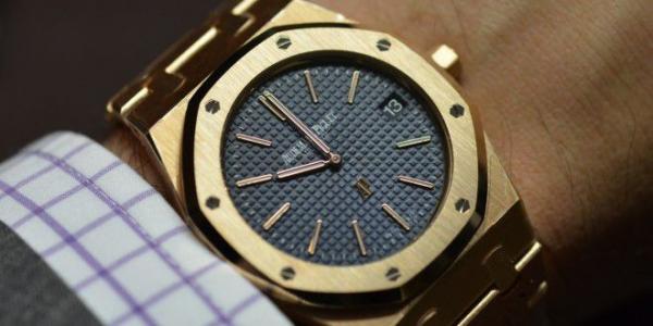 فضيحة .... سرقة ساعة سائح سعودي من داخل غرفته بفندق معروف بالصخيرات