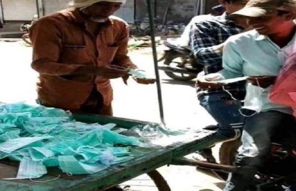 حقيقة صورة بيع الكمامات على عربة مجرورة بأحد الأحياء الشعبية