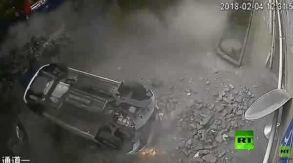 لحظة انقلاب سيارة بعد خروجها من الطابق الثاني