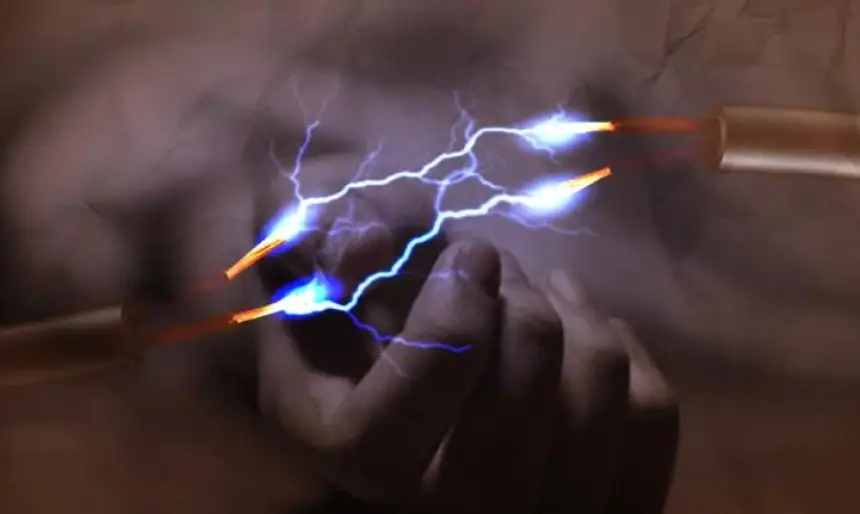 مأساة بمرتيل.. صعقة كهربائية تودي بحياة طفل قرب مراحيض هدمتها الجماعة