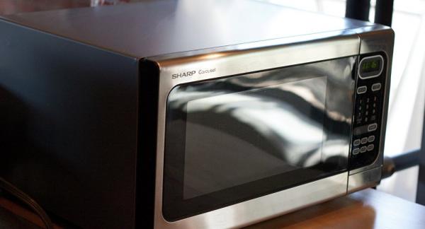 احذر... 8 أطعمة تسبب التسمم بعد تسخينها في الميكروويف