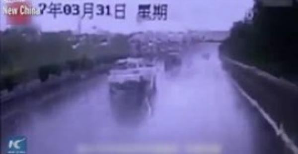 بالفيديو.. لقطات مرعبة لركاب يطيرون من نافذة حافلة تسير بسرعة عالية