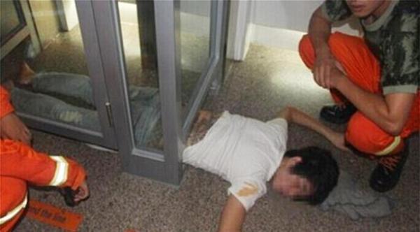 إنقاذ مخمور حاول الدخول من فتحة صراف آلي