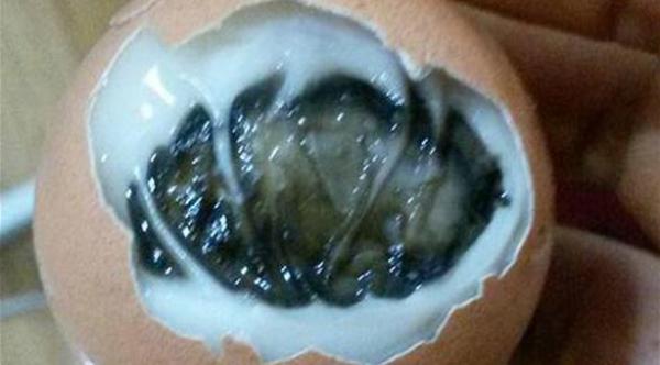 بالصورة: لن تصدق ماذا وُجد داخل بيض مسلوق