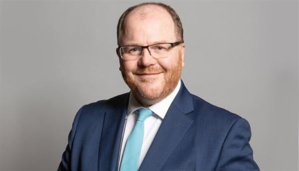 وزير بريطاني يستقيل من منصبه بسبب صعوبات مالية!