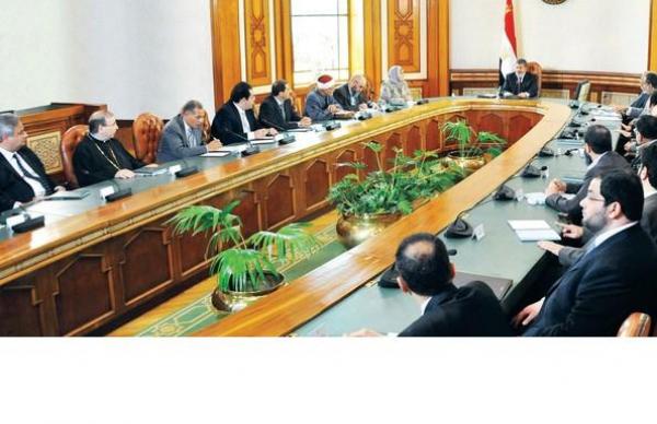 مرسي خلال اجتماعه مع شخصيات سياسية لبحث أزمة سد النهضة الأثيوبي إي.بي.إيه