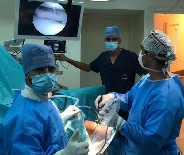الأولى من نوعها بالاقليم... فريق طبي وتمريضي بالفقيه بن صالح ينجح في إجراء عملية مُعقدة بتقنية المنظار على ركبة شاب رياضي