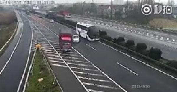 سائق غبي اراد تغيير الاتجاه في أحد الطرق السريعة (فيديو)