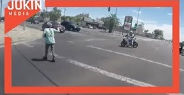 رد فعل شباب لحظة عبور «مسنة» الطريق (فيديو)