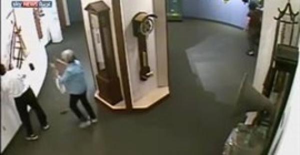 بالفيديو.. حاول الاستعراض أمام امرأة فكسر ساعة أثرية لا تقدر بثمن