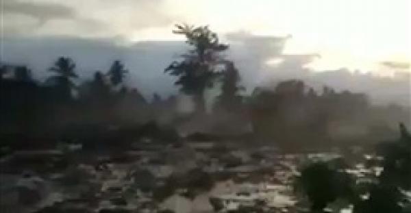 المياه تحمل المنازل في إندونيسيا بعد الزلزال المروع (فيديو  )