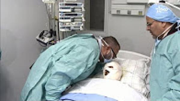 الملك محمد السادس في لقطة انسانية رائعة يقبل رأس أحد المصابين في فاجعة أكادير